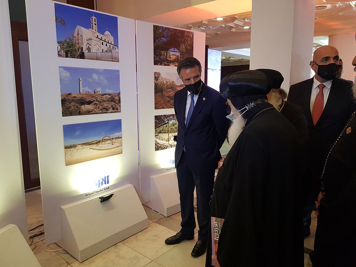 الفايز يفتتح بالقاهرة معرض صور المناطق السياحية والدينية بالأردن
