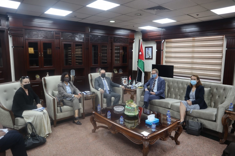 الهواري يبحث تعزيز سبل التعاون مع المنسق المقيم للأمم المتحدة ومنسق الشؤون الإنسانية في الأردن