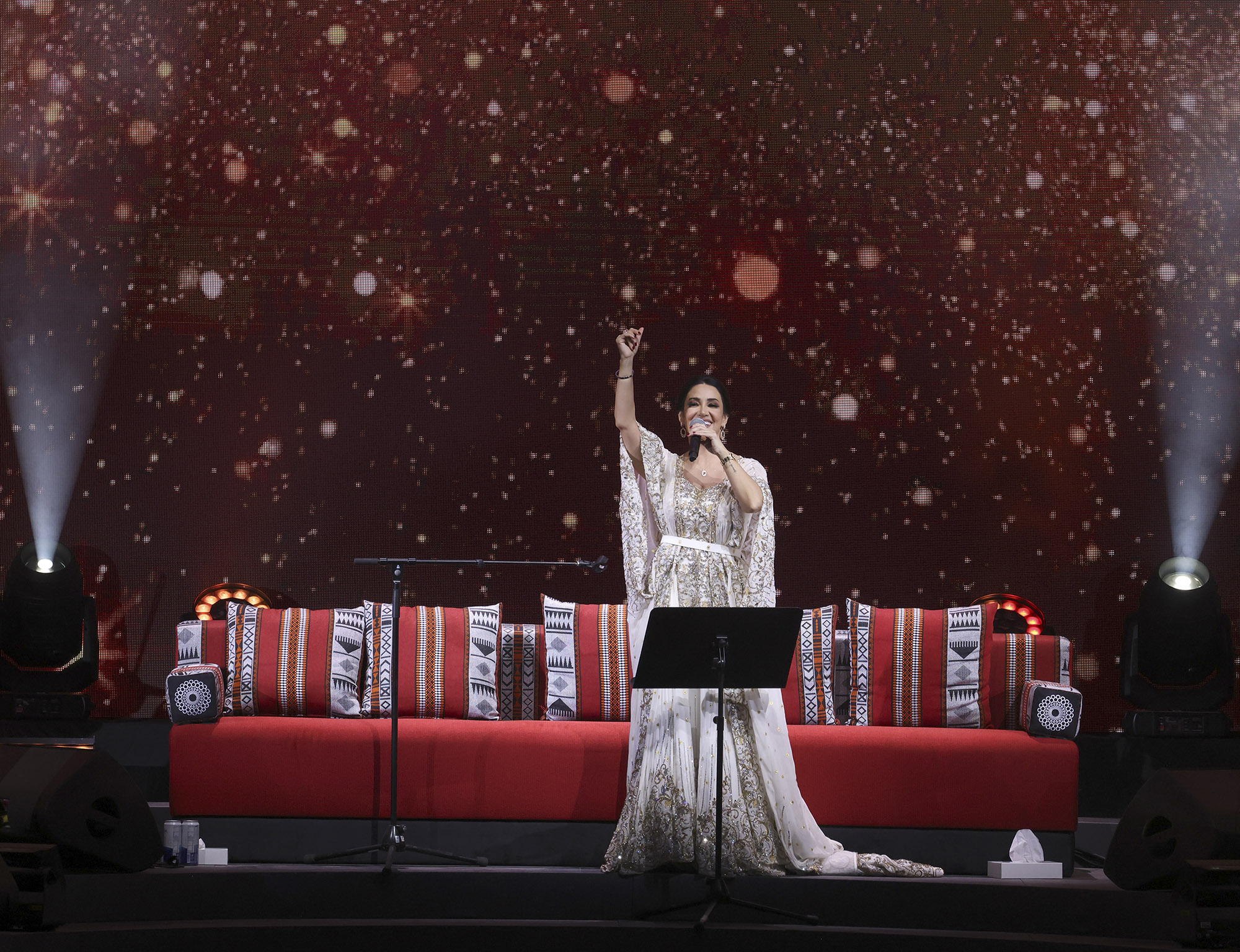 ديانا حداد تنقل الجمهور بأجواء النغم والفرح للعالم العربي والعالم من اكسبو 2020 دبي    صور