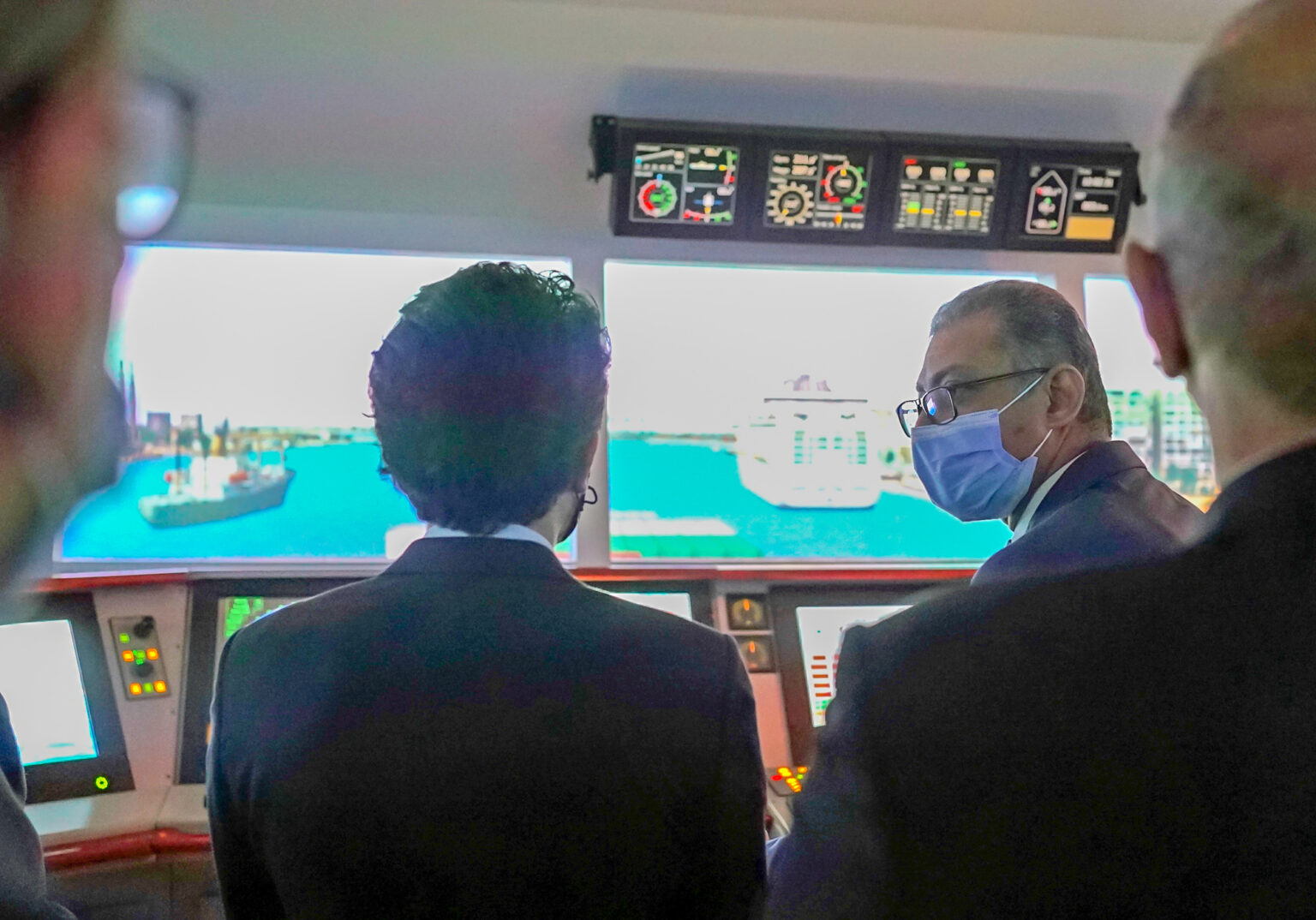 ولي العهد يزور  مركز التدريب البحري والمحاكاة