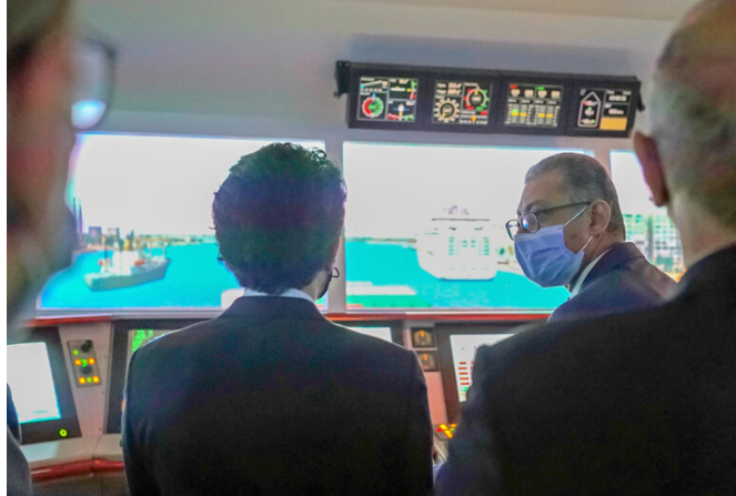 ولي العهد يتسلم درع قناة السويس الجديدة