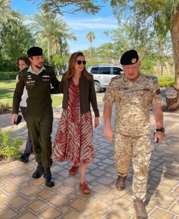 الملكة لولي العهد: يا محلى النجوم على كتفك _ فيديو