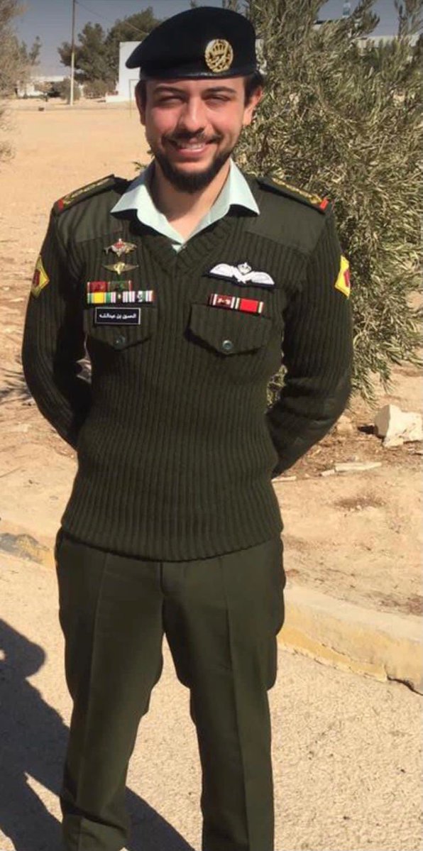 بالصور الملك يقلد ولي العهد الرتبة العسكرية الجديدة بعد ترفيع سموه الى نقيب في القوات المسلحة