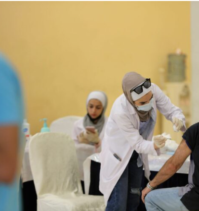 بدء إعطاء جرعة لقاح كورونا الثالثة الأحد