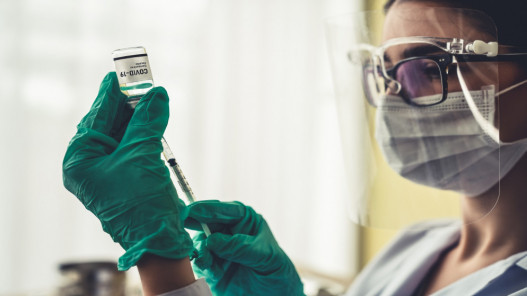 بدء إعطاء الجرعة 3 من لقاح كورونا لعمر 18 عاما فما فوق اليوم