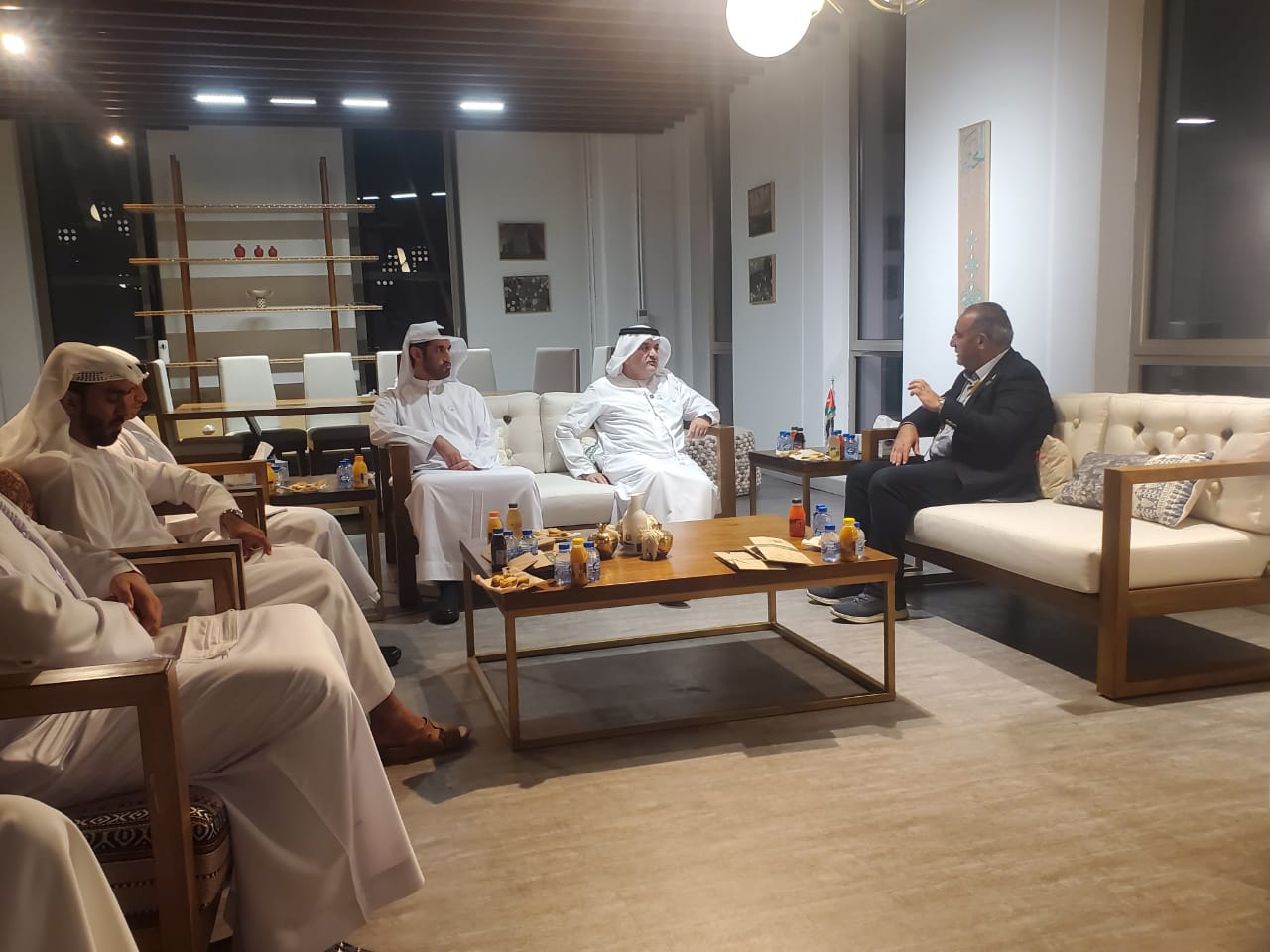 الشواربه يعقد لقاءات على هامش يوم مدينة عمان في دبي بحثت الاستثمار والبيئة