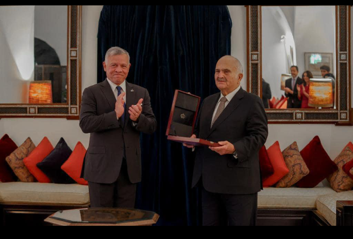 الملك ينعم بوسام المئوية على الأمير الحسن