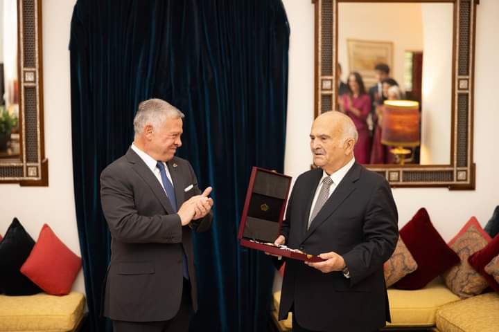 الملك ينعم بوسام المئوية على الأمير الحسن