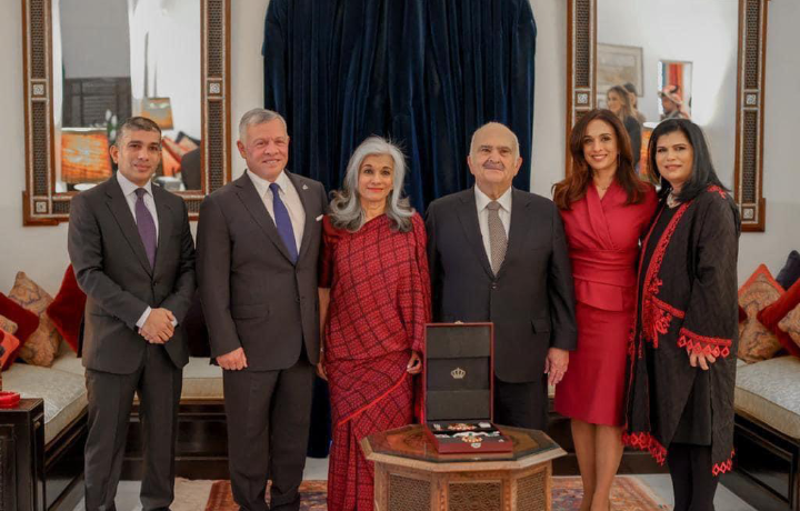 الملك ينعم بوسام المئوية على الأمير الحسن