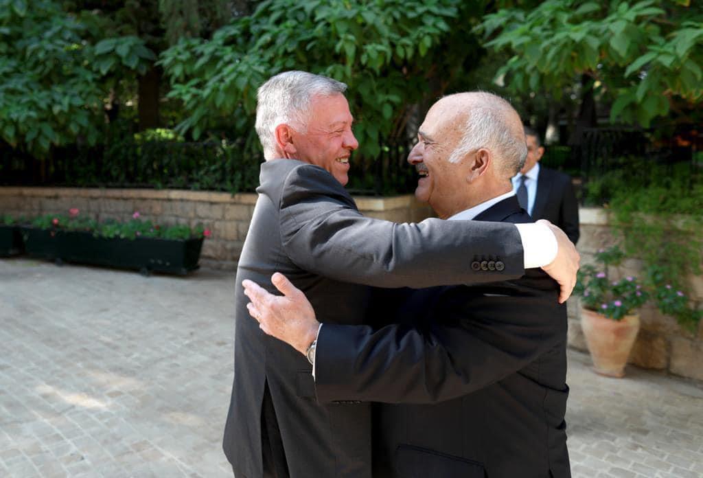 الملك ينعم بوسام المئوية على الأمير الحسن