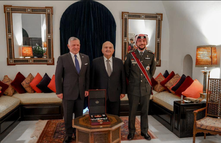 الملك ينعم بوسام المئوية على الأمير الحسن