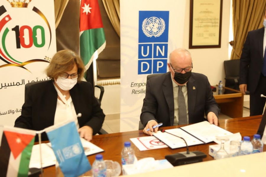 توقيع اتفاقية بين مجلس البناء الوطني وبرنامج الامم المتحدة الإنمائي وافتتاح وحدة الابنية المستدامة ورقابة الأعمار في وزارة الاشغال