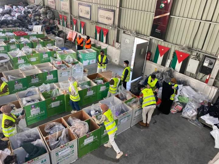 حملة لفرز وتوزيع ملابس الشتاء على الأسر العفيفة بالمفرق