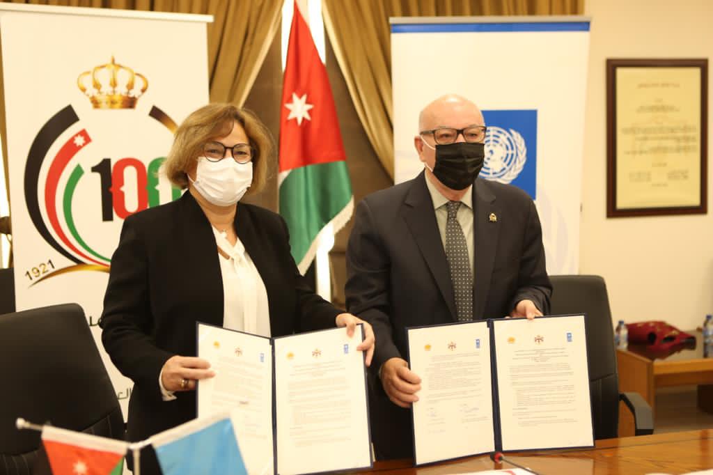 توقيع اتفاقية بين مجلس البناء الوطني وبرنامج الامم المتحدة الإنمائي وافتتاح وحدة الابنية المستدامة ورقابة الأعمار في وزارة الاشغال