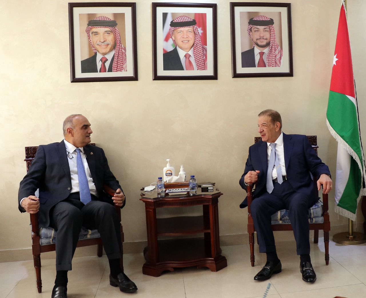 الدغمي يلتقي الخصاونة بحضور مكتب دائم النواب وعدد من الوزراء