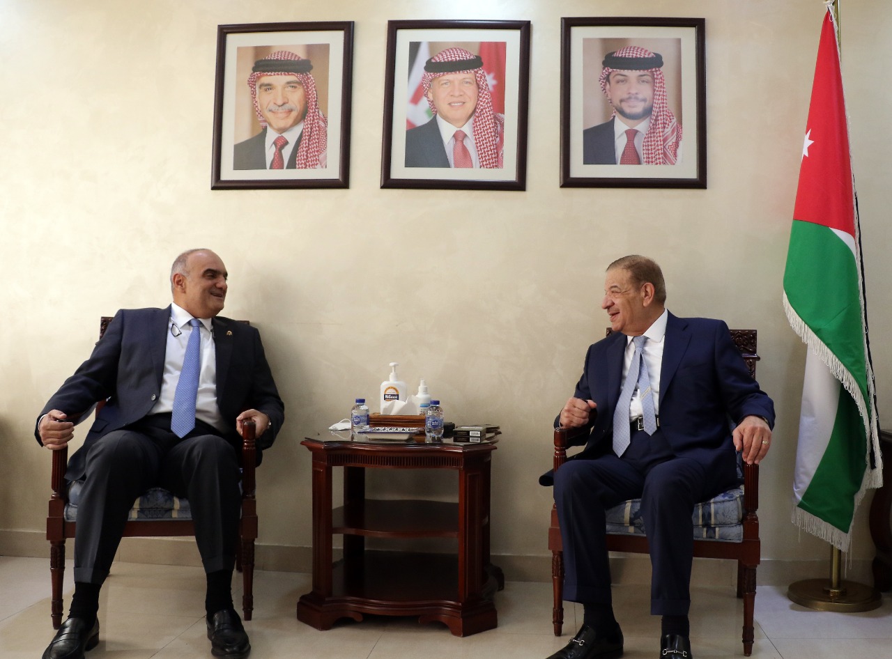 الدغمي يلتقي الخصاونة بحضور مكتب دائم النواب وعدد من الوزراء