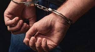 توقيف والد وجدة طفل تم العثور عليه مكبل بالسلاسل والجنازير من قبلهم