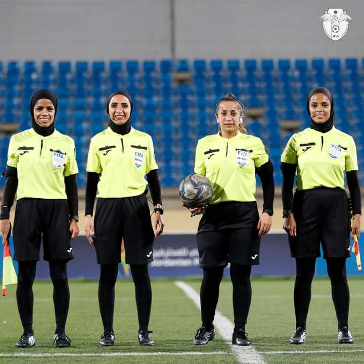 طاقم تحكيم نسوي يقود مباراة بدوري الدرجة الأولى