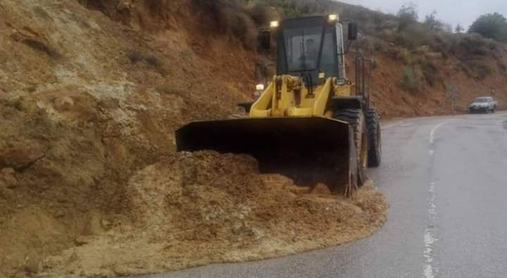 انهيارات صخور وأتربة تُغلق طريق الموجب – الكرك