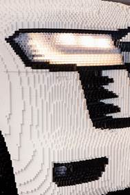 الفطیم تویوتا تكشف النقاب عن أول سیارة تویوتا لاندكروزر 300 مصنعة من  قطع اللیغو  فيديو 