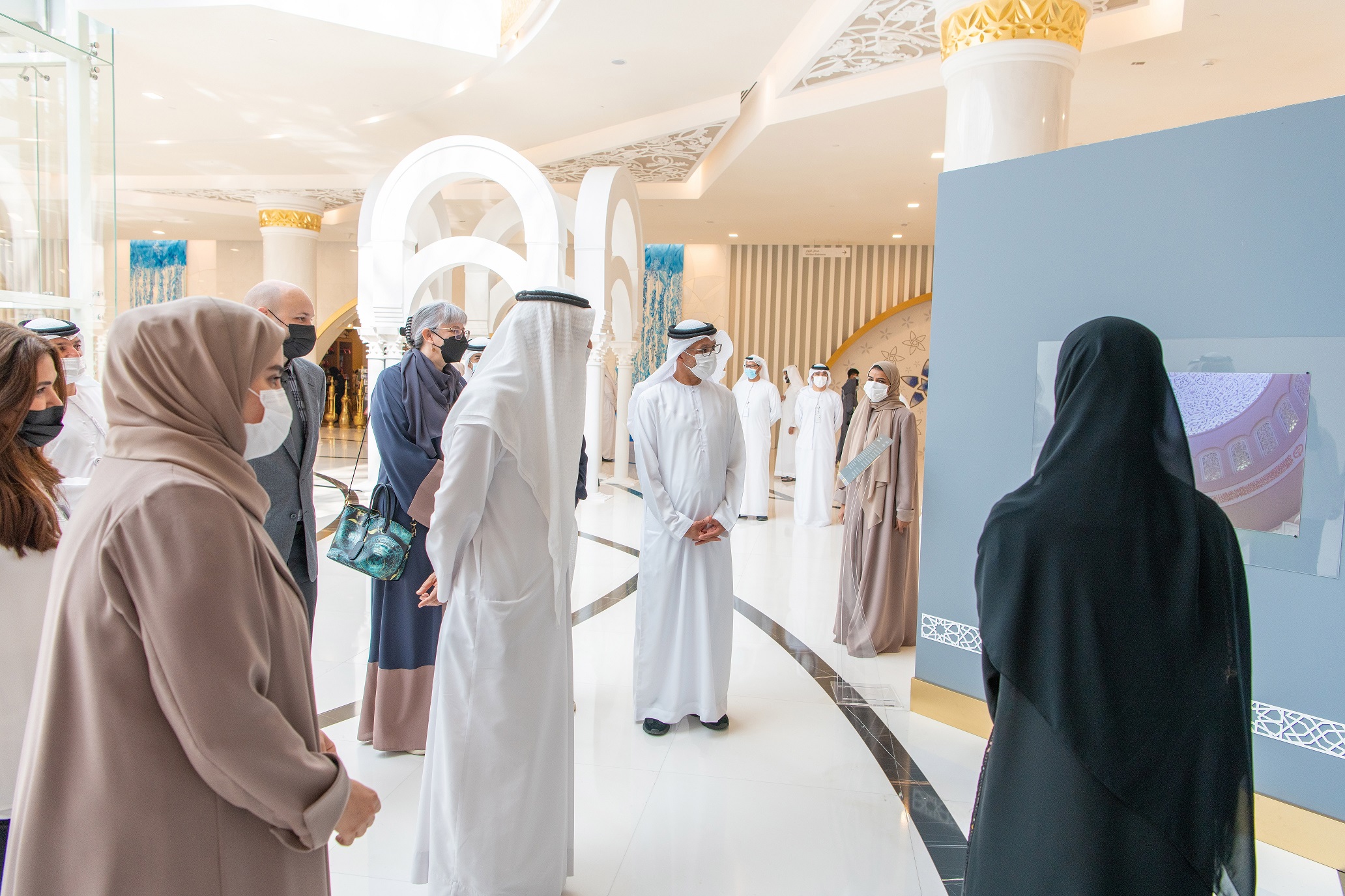 مركز جامع الشيخ زايد الكبير ينظم معرض ملامح فنية خطوط أنيقة ومعالم ملهمة