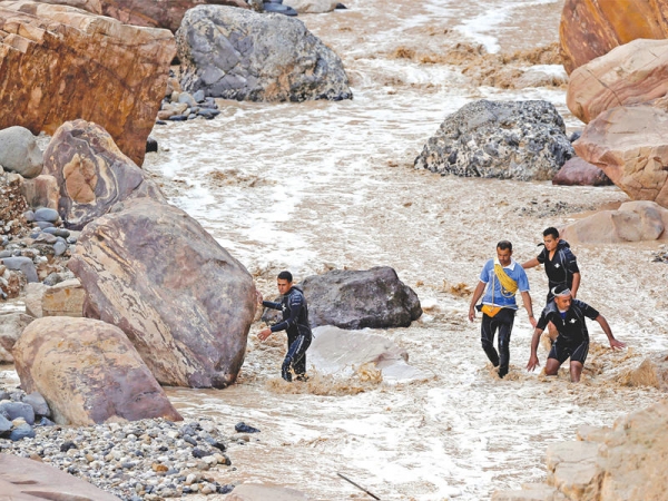 انقاذ 40 شخصا حوصروا على طريق ذيبان