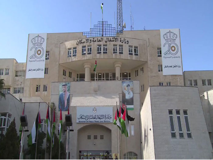 الاشغال تتعامل مع انهيارين صخريين على طريق ذيبان  الموجب  الكرك _ فيديو