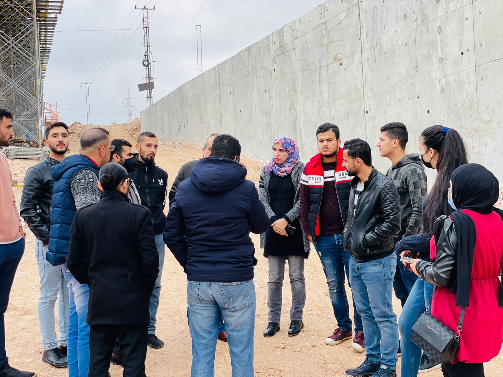 وفد من طلبة كلية الهندسة في جامعة جدارا يزور عدد من المشاريع الهندسية 