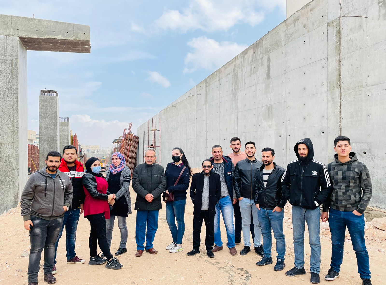 وفد من طلبة كلية الهندسة في جامعة جدارا يزور عدد من المشاريع الهندسية 