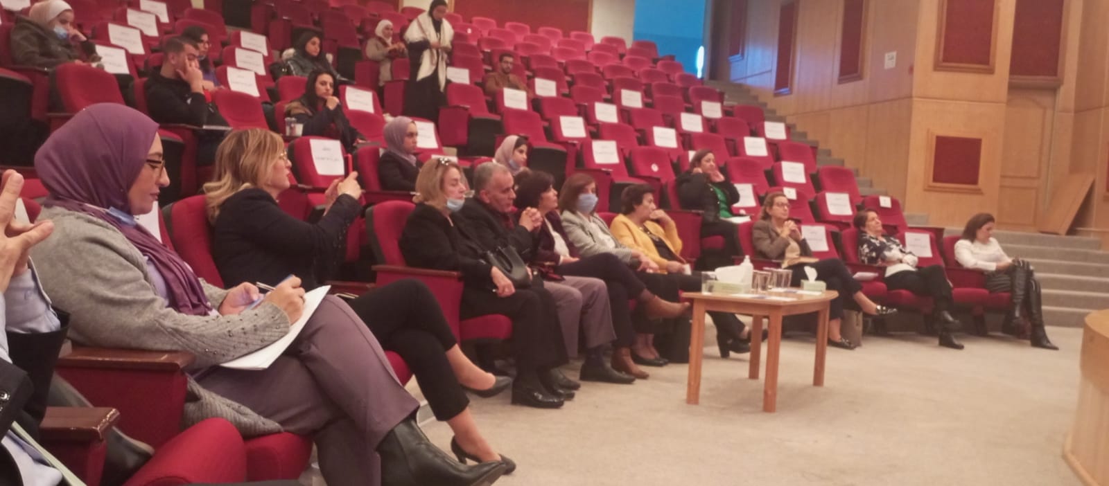 مركز دراسات المرأة في جامعة آل البيت يشارك  بندوه في  الجامعه  الاردنيه