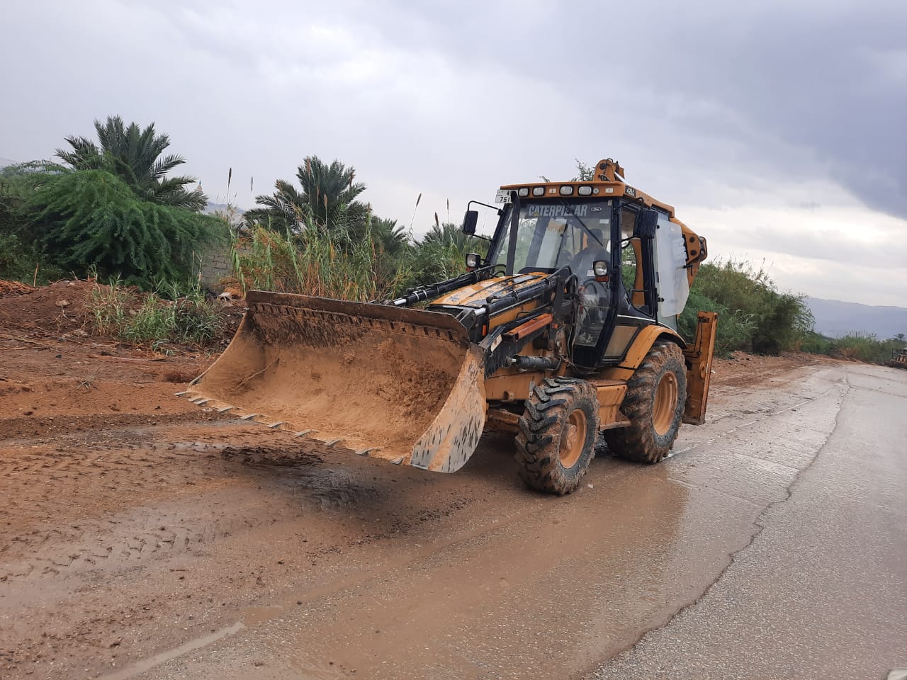 الاشغال تباشر العمل على إعادة تعبيد وتأهيل طريق الروضة الغربي في الشونة الجنوبية 