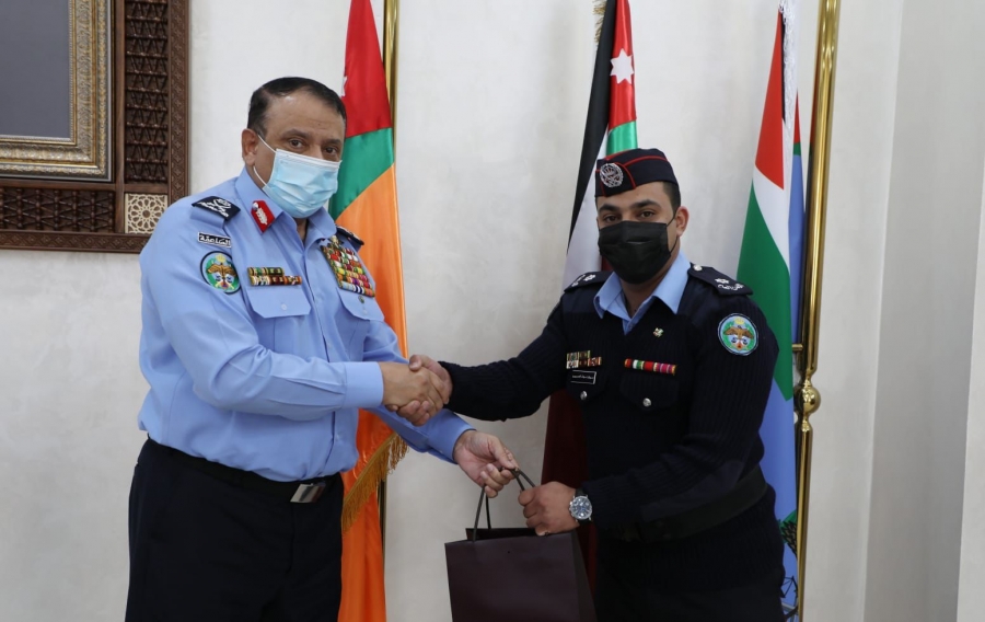 الحواتمة يسلم هدية ملكية لضابط حقق المركز الأول في العلوم الشرطية بأكاديمية العلوم الشرطية  الشارقة