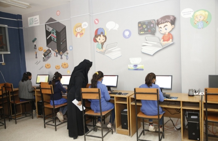 مجموعة فاين الصحية القابضة تحدّث مختبر الحاسوب في مدرسة ارينبة الشرقية للبنات