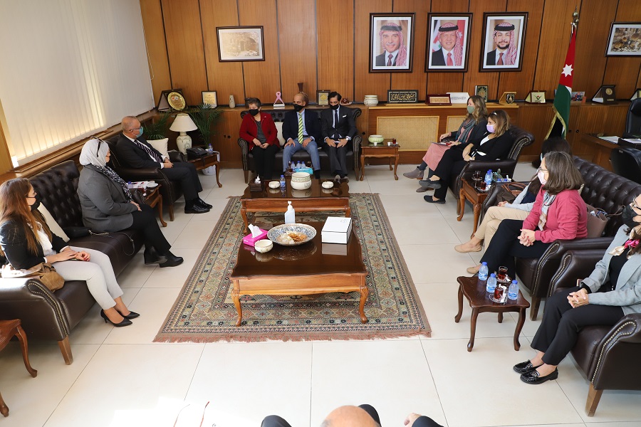 وفد من الوكالة الأمريكية للتنمية الدولية يزور اليرموك