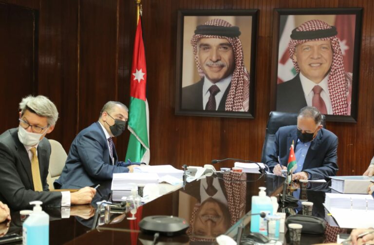 وزير المياه يوقع اتفاقيات تنفيذ مشاريع صرف صحي غرب اربد