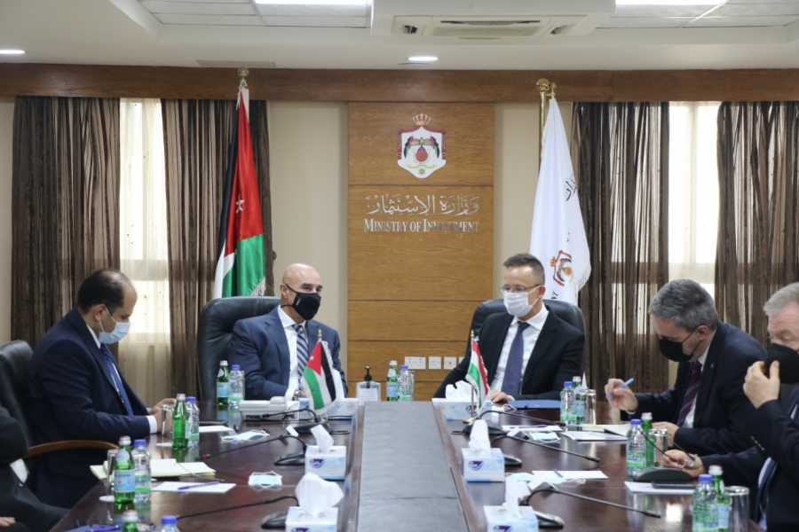 وزير الاستثمار ووزير الخارجية والتجارة الهنغاري يبحثان تعزيز التعاون الاستثماري