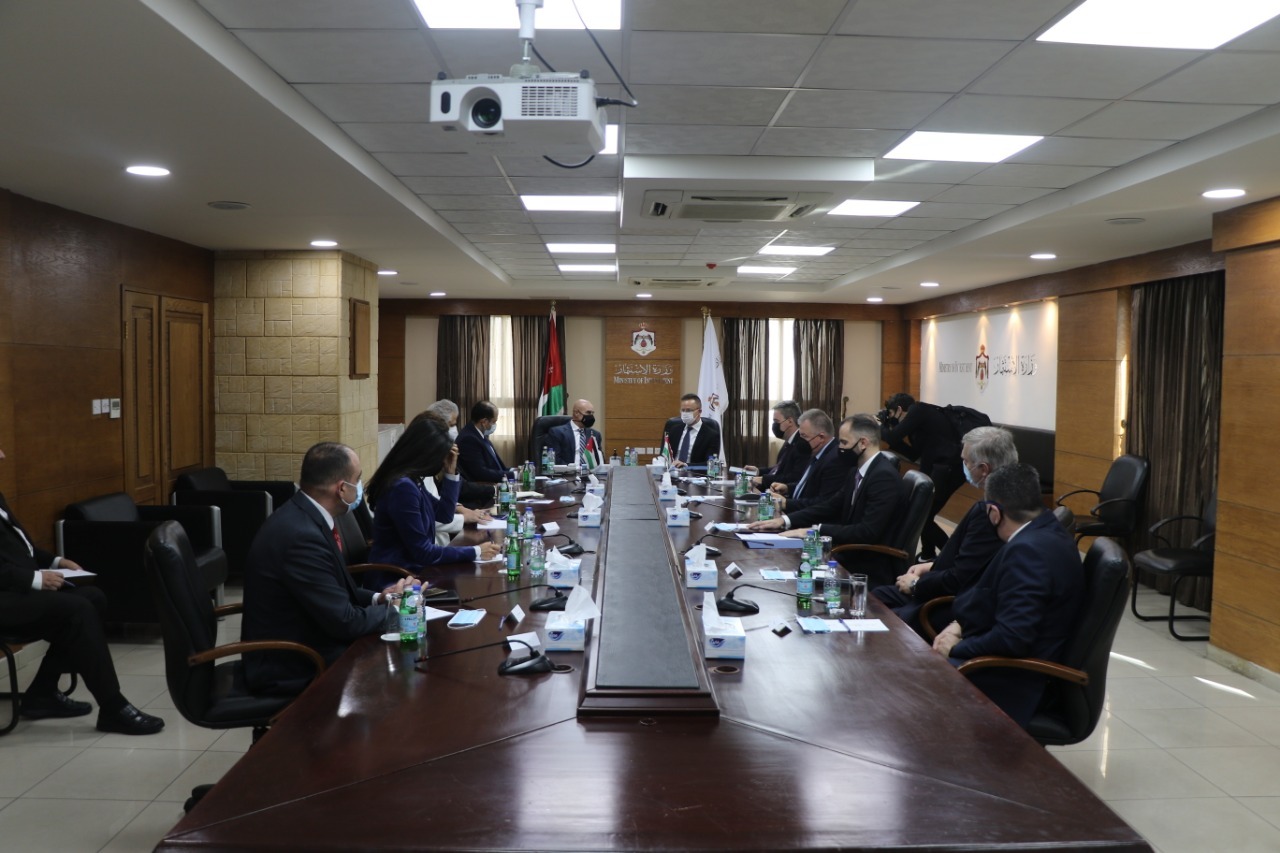 وزير الاستثمار ووزير الخارجية والتجارة الهنغاري يبحثان تعزيز التعاون الاستثماري