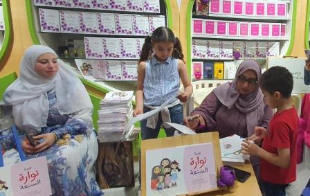   مريم السلمان تهدي كتابها نوارة السنعة لزوار سوق الشناصية بالشارقة