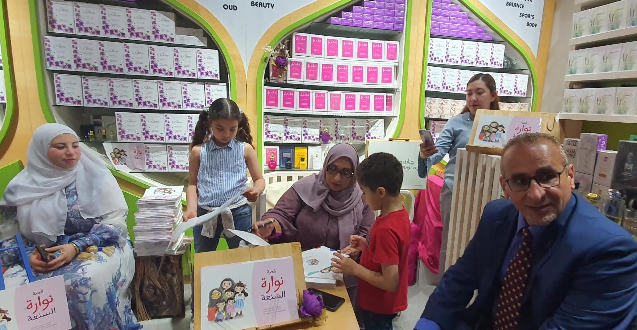   مريم السلمان تهدي كتابها نوارة السنعة لزوار سوق الشناصية بالشارقة
