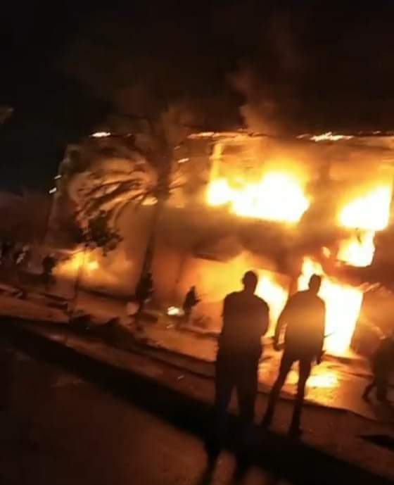 الدفاع المدني يتعامل مع حريق اندلع في محلات لبيع السجاد في الزرقاء