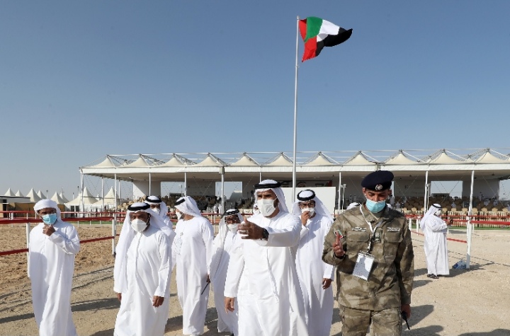 فارس المزروعي يتفقد موقع مزاينة رزين  بمهرجان الظفرة