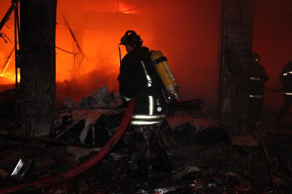 وفاة شخص أثر حريقا لمبنى من ٣ طوابق في الزرقاء