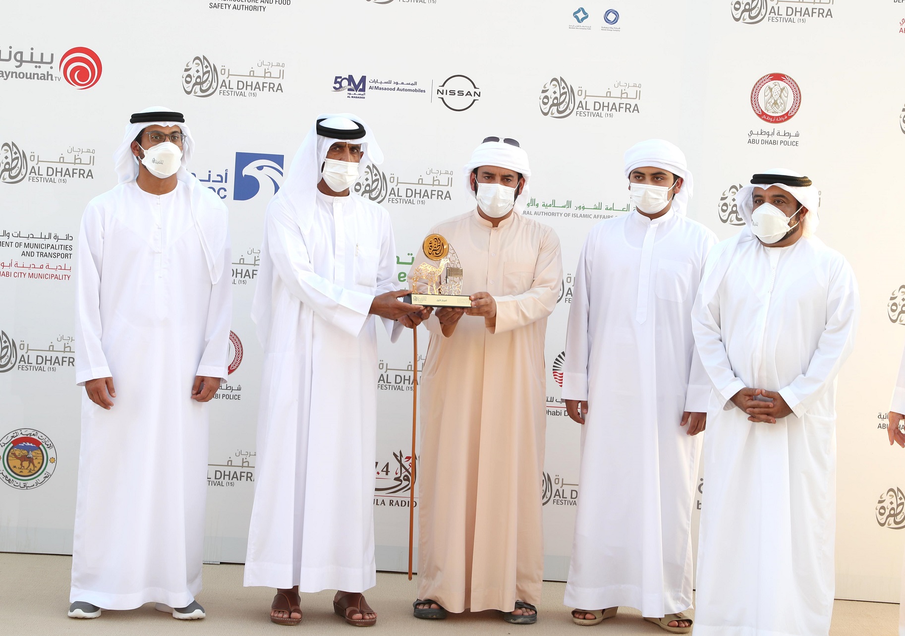 فارس المزروعي يتفقد موقع مزاينة رزين  بمهرجان الظفرة