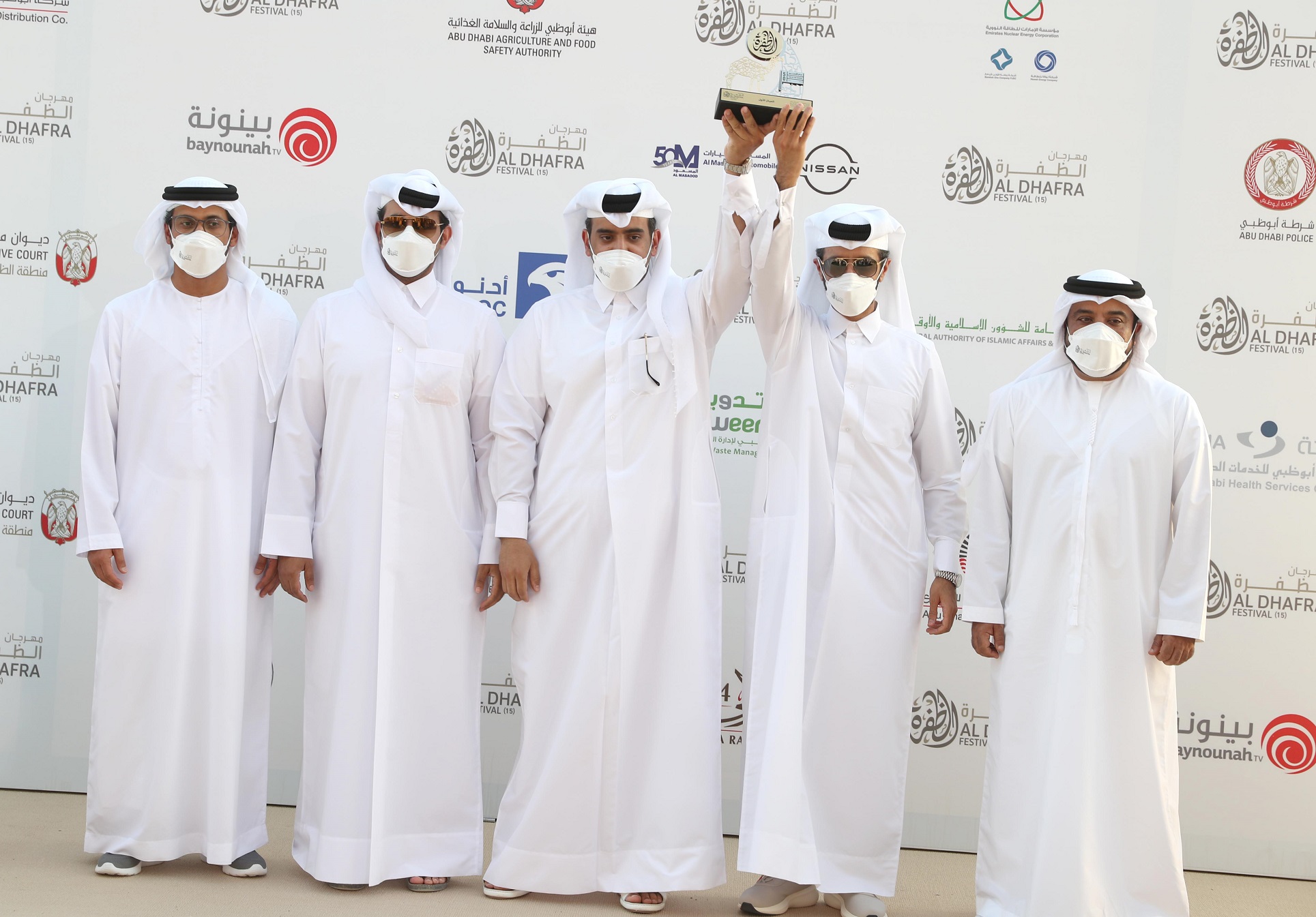 فارس المزروعي يتفقد موقع مزاينة رزين  بمهرجان الظفرة