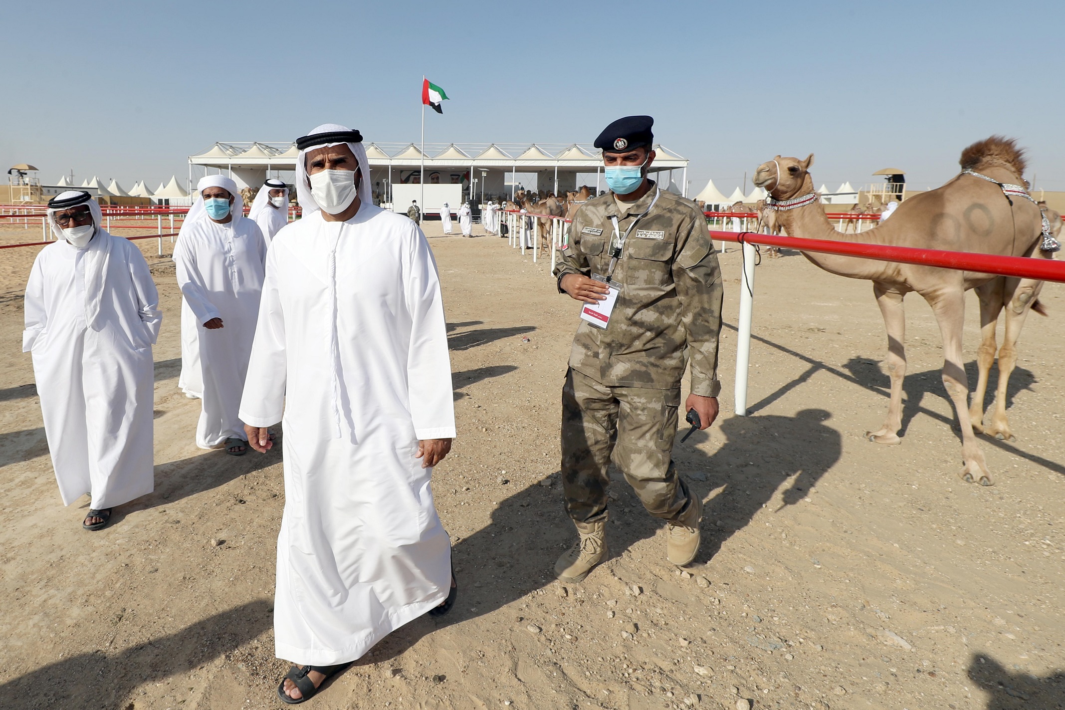 فارس المزروعي يتفقد موقع مزاينة رزين  بمهرجان الظفرة