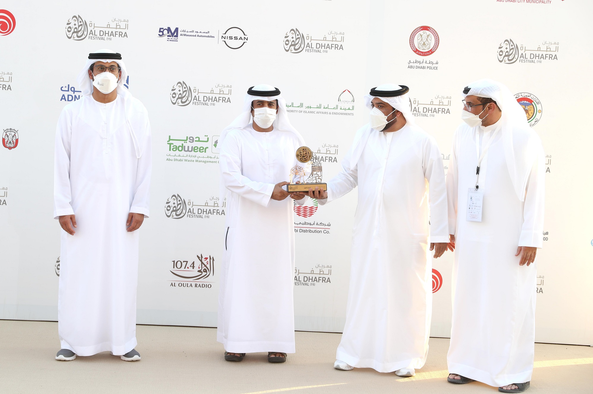 فارس المزروعي يتفقد موقع مزاينة رزين  بمهرجان الظفرة