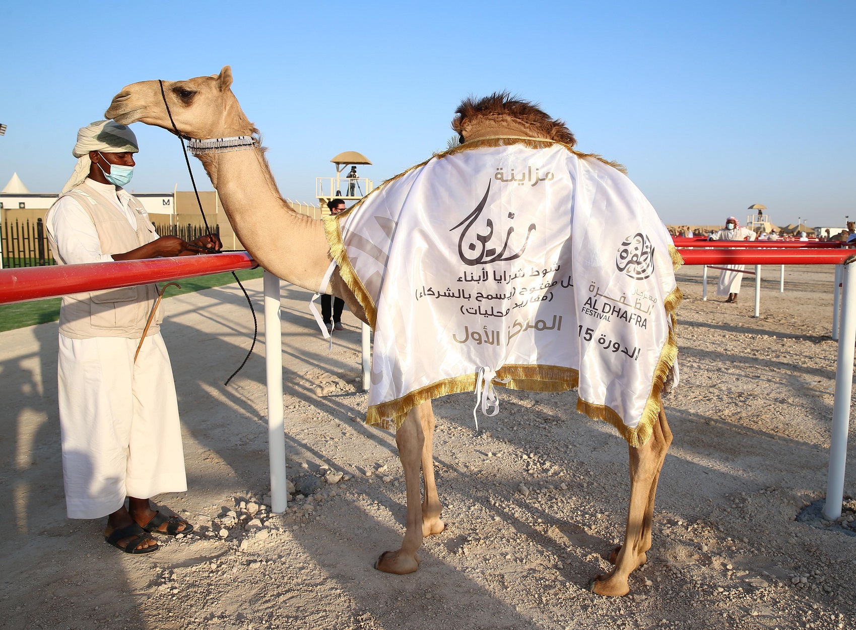 فارس المزروعي يتفقد موقع مزاينة رزين  بمهرجان الظفرة