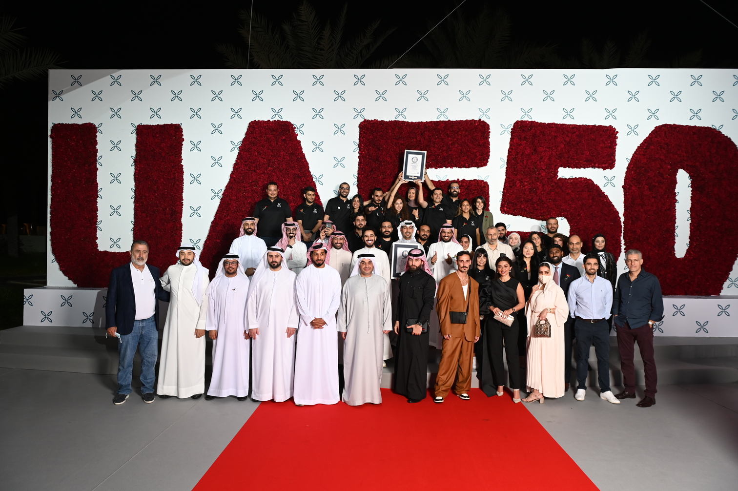 فلاورد تسجل رقمين قياسيين عالميين احتفالاً باليوم الوطني الخمسين لدولة الإمارات