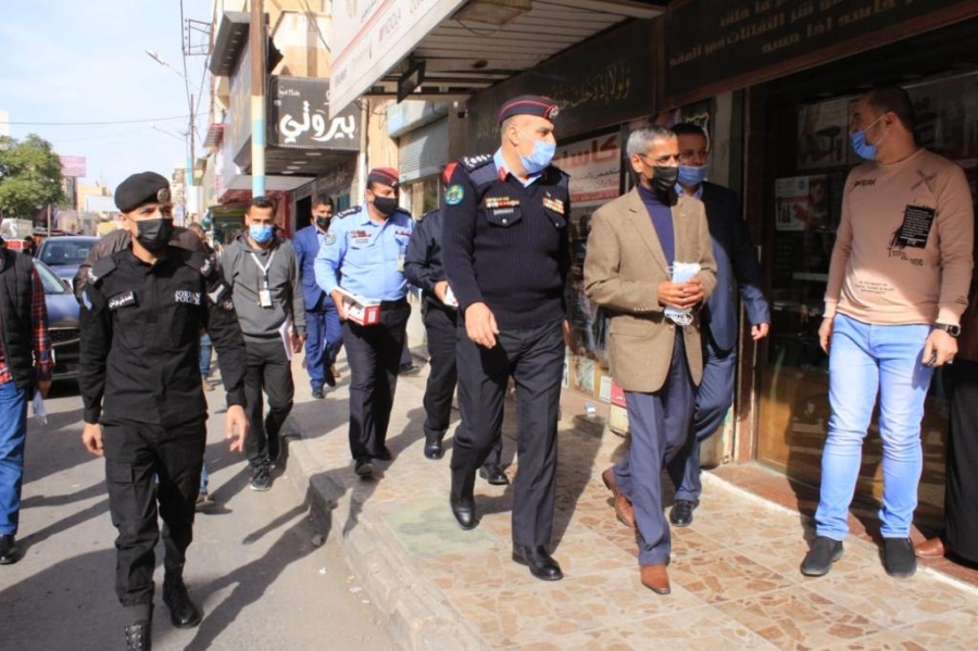 محافظ المفرق يوزع الكمامات ويتابع ميدانياً تنفيذ أوامر الدفاع