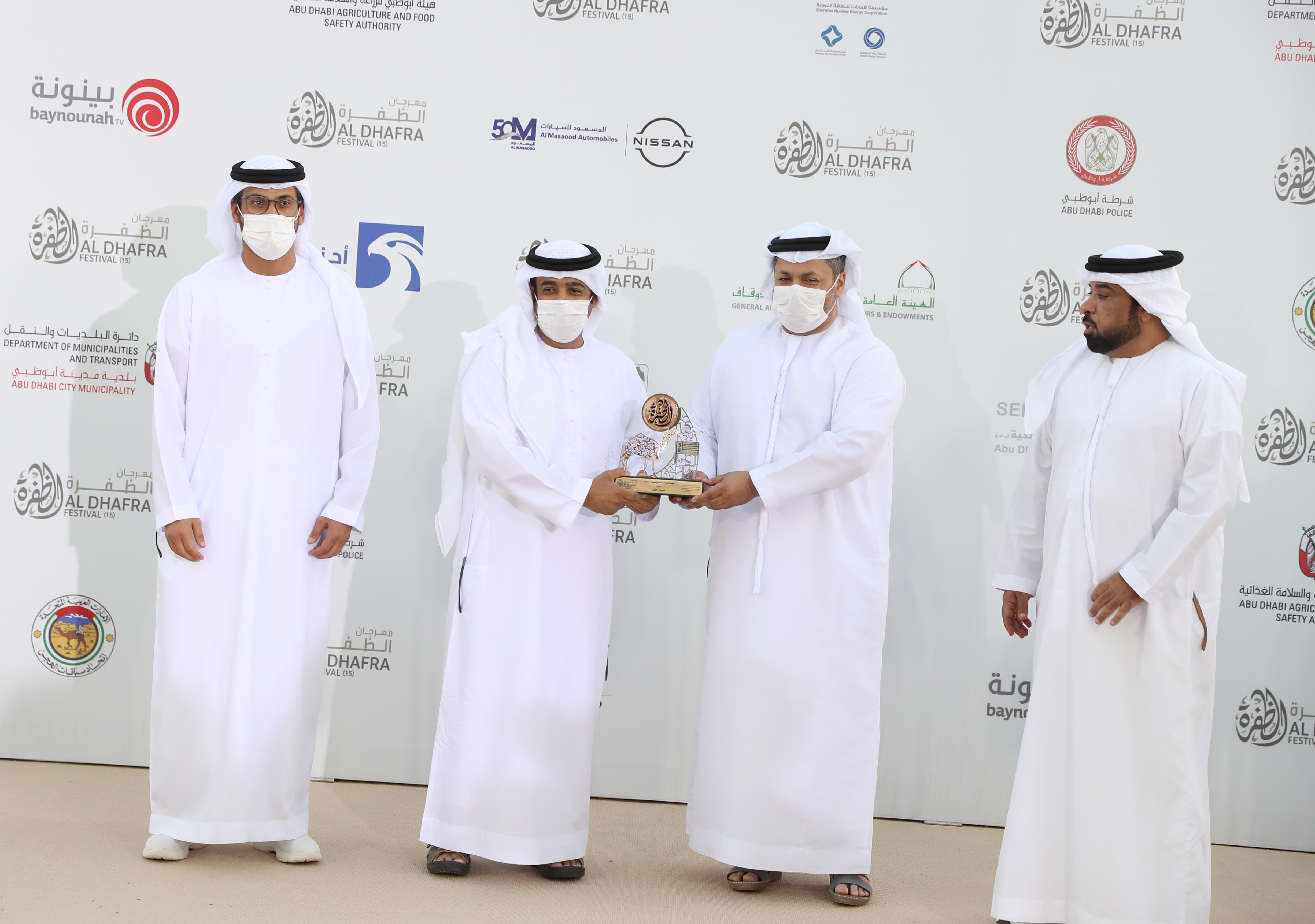 مزاينة رزين بمهرجان الظفرة 15 تتوج الفائزين في أشواط إبل الحقايق